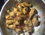 香菇土豆炖鸡翅根的做法图解8