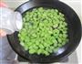香肠雪菜炒蚕豆米的做法图解2