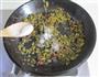 香肠雪菜炒蚕豆米的做法图解5