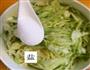 炝圆白菜的做法图解2