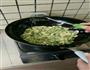 鸡蛋炒葱花的做法图解4