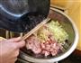 胡萝卜大葱猪肉饺子的做法图解3