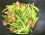 五花肉炒蒜苔的做法图解4