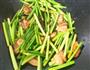 五花肉炒蒜苔的做法图解5