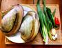 清明河蚌爆青蒜的做法图解1