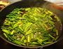 蒜苔炒肉的做法图解3