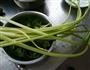 芹菜叶鸡蛋饼的做法图解1