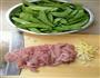 瘦肉炒荷兰豆的做法图解1