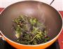 春天里的野菜，蒜蓉炒蕨菜的做法图解5