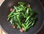 腊肉炒芥兰的做法图解5