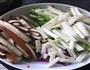 芹菜炒香干的做法图解1