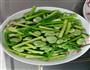 蚕豆炒蒜苗的做法图解1